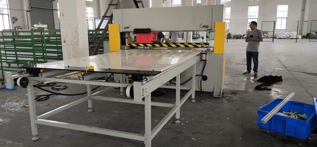 N95 Face Mask Automatic Hydraulic Cutting Machine With FulL Board Feeding Table