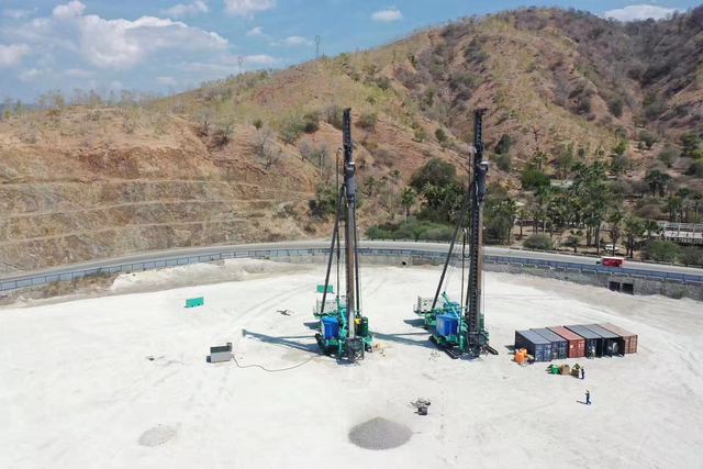 High Exciting Force Electric Vibroflot Matching Crawler Piling Frame Deep Compaction Works