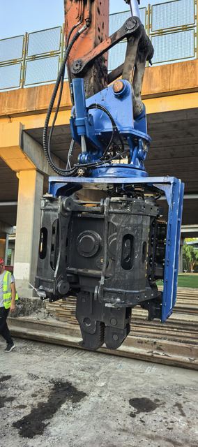 Side Grip Pile Driver with 360 Degree Rotation & Low Headroom Operation Capability