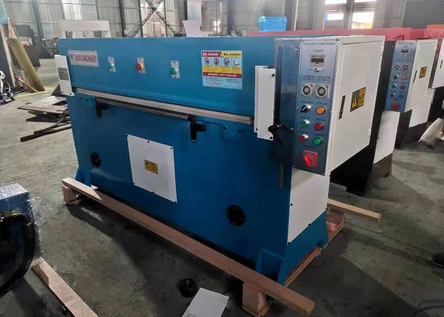 Automatic Hydraulic Die Cutting Machine Conveyor Belt Four Column