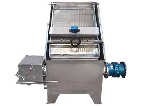 Manure dewatering machine