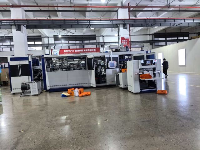 Fully automatically crease-free sheet feeding paper bag making machine