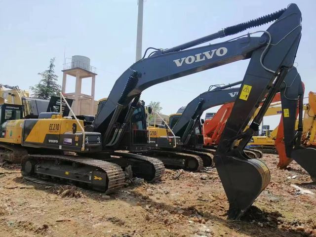 Used EC210 Excavator 263KW 21.5 Tons 9.7 Meters Digging Reach